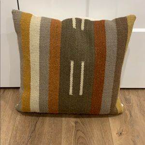 Threshold pillow
